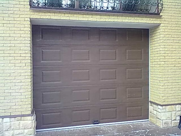 Темно-коричневые гаражные ворота Alutech